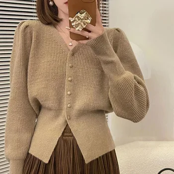 Francês V-pescoço casaquinho de malha para as mulheres de outono e de inverno de novos nichos de design, com uma cintura fina e de cor sólida camisola