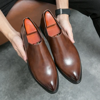 Marca de luxo Masculina Calçado Pontiagudo Dedo do pé Calçados para Homens Homens se vestem de Couro Sapatos de Deslizar sobre o Couro de Patente Ocasionais de Mens Sapatos Oxford