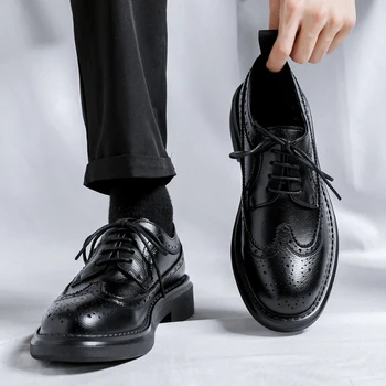 Novas Tendências Brogues Homens Clássicos Sapatos De Homens Oxfords Sapatos De Couro Envernizado Laço Formal De Couro Preto De Festa De Casamento Sapatos