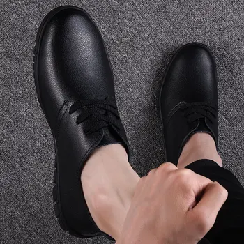 Moda Homens Sapatos Casuais as Sandálias de Ocos os Homens da Televisão Sapatos Fundo Macio Masculino Negócios Sapatos de Trabalho